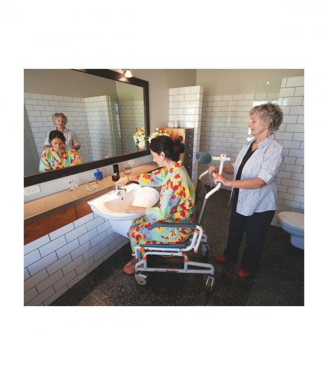 fauteuil de douche tilt showerbuddy hapi médical cherbourg